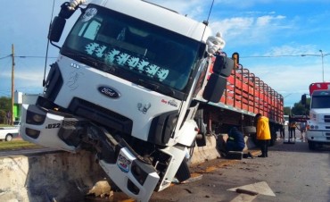 Camión "se subió" al guardarrail de la circunvalación