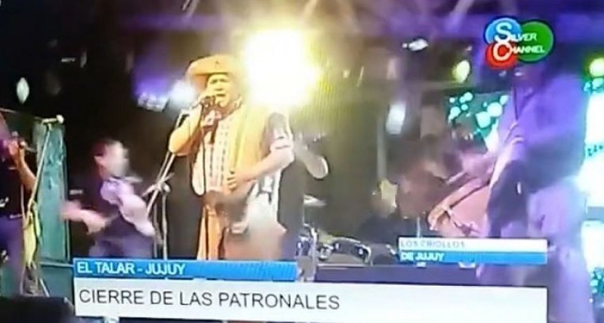 Dos músicos debieron ser hospitalizados al sufrir un terrible accidente mientras tocaban en vivo en un festival en Jujuy.