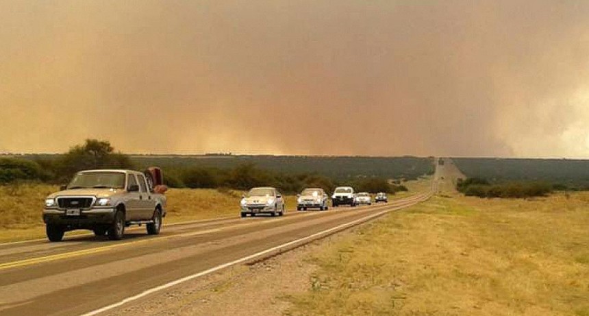 Cortaron la Ruta 35 por el incendio en Quehué