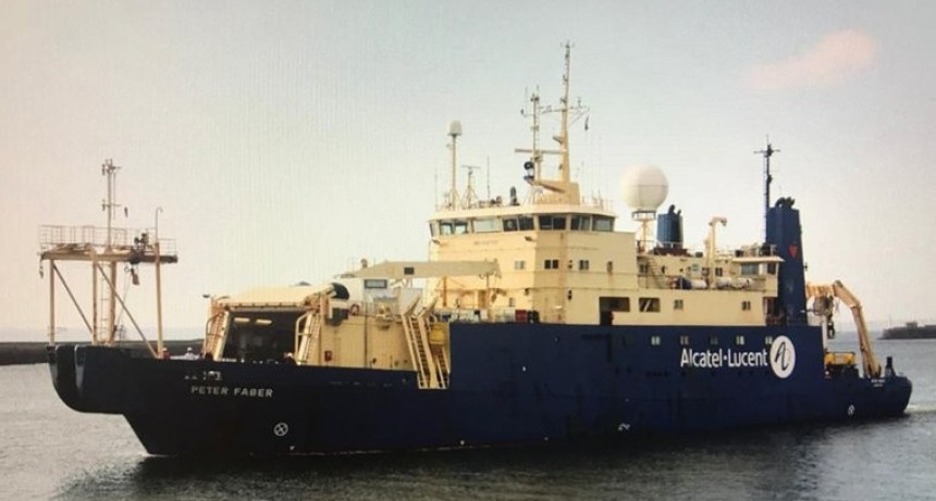 Buques franceses instalan en Las Toninas nuevo cable submarino para ampliar el ancho de banda internacional de la Argentina en Internet
