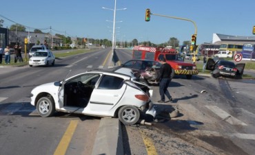 Iba "alcoholizado" y chocó tres autos en un semáforo