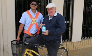 Intendente de Justiniano Posse va a trabajar en bicicleta y premia a sus empleados