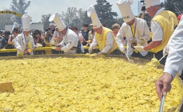 7 MIL PERSONAS COMERÁN GRATIS
