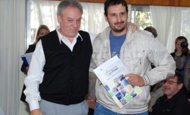 El ministro de Desarrollo Territorial Martín Borthiry encabezó un nuevo acto de entrega de créditos a emprendedores