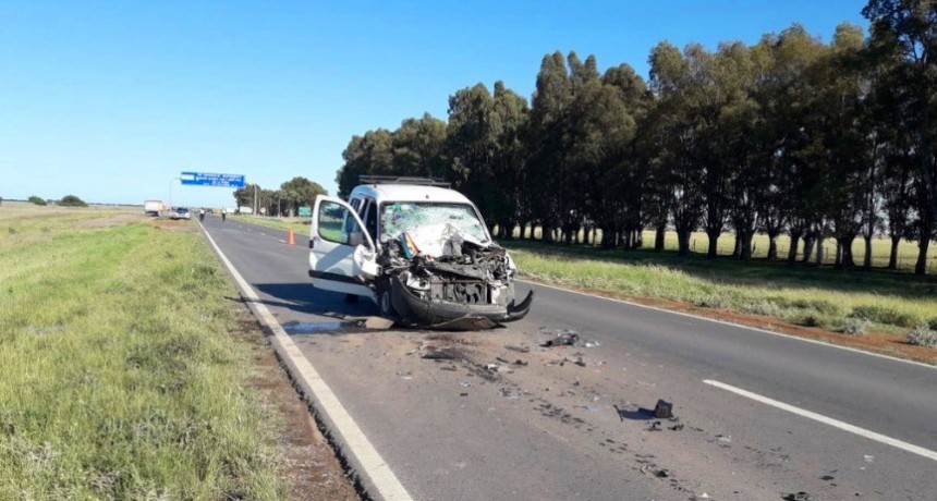 Una camioneta Partner Chocó de atrás al acoplado que tiraba un camión en la ruta nacional 35, a metros del Puesto Caminero de Jacinto Arauz