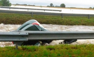 Dos muertos por la caída de un auto a un arroyo en Ramallo y al menos 400 evacuados