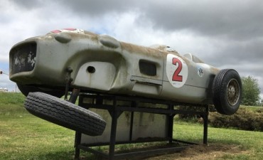 Destrozaron un monumento a Fangio