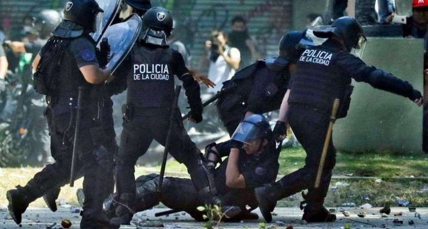El Gobierno habilitó el uso de armas de fuego frente a cualquier “peligro inminente”
