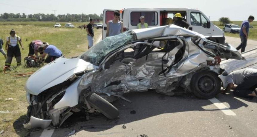 Seis pampeanos muertos al chocar dos autos en la ruta