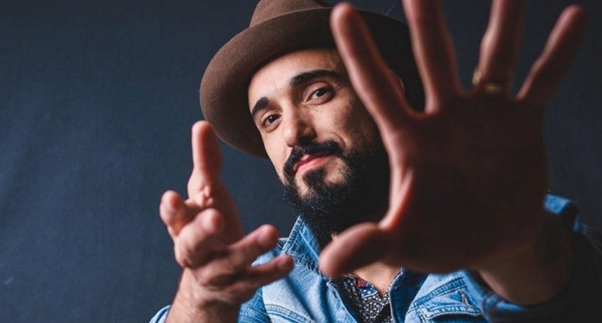 Abel Pintos cierra el año con un show solidario rodeado de artistas