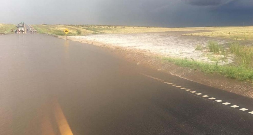 Cortan las rutas 33 y 72 por agua sobre el asfalto