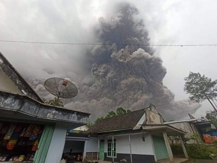 Son 14 los muertos por la erupción de un volcán en Indonesia